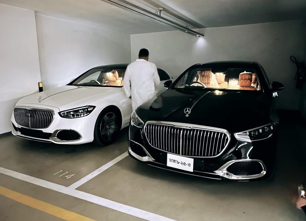 Pair of Maybach S580s
